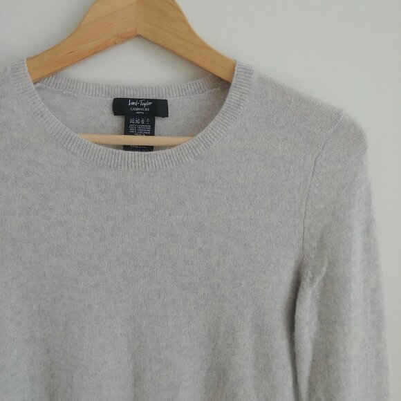 Lord + Taylor 100% cashmere light grey crewneck sweater top Medium Petite - Picture 4 of 15